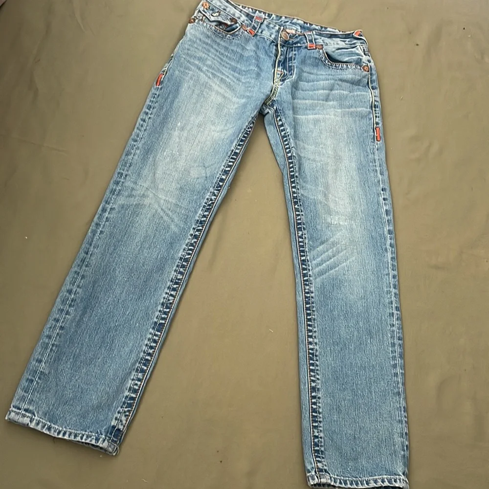 TRUE Religion Joey Super T”Light Wash Blue  32X32 JEANS  w Orange Accent Details